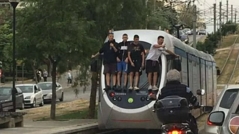 Η βλακεία δεν έχει όρια: Η νέα επικίνδυνη «μόδα» που κάνουν οι νεαροί (εικόνες)